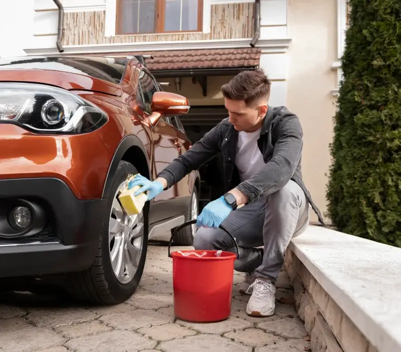 Lavage auto à domicile Guitté : professionnel intervenant sur un véhicule